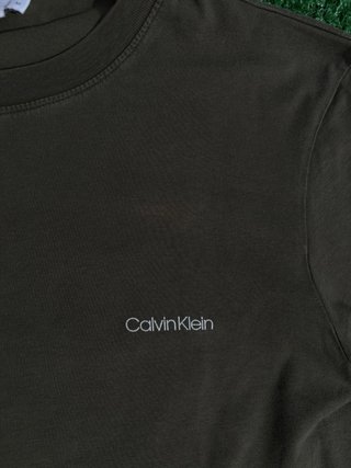 T-shirt Calvin Klein color cachi
