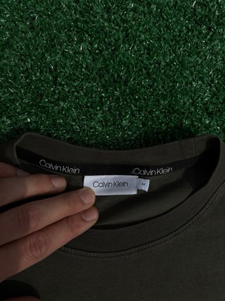 T-shirt Calvin Klein color cachi