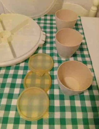 Set contenitori Tupperware in plastica: 16€