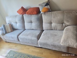 Sofá viscolastico beige con cojines