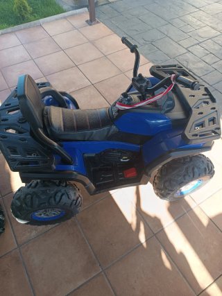 Quad eléctrico infantil azul, con radio