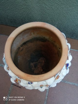 Macetero terracota decorado conchas