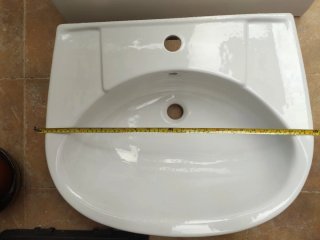 Lavabo con pie y grifo