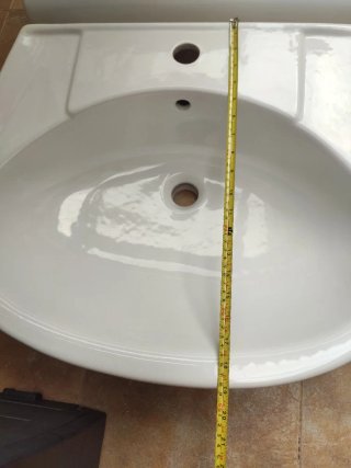 Lavabo con pie y grifo