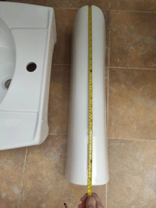 Lavabo con pie y grifo