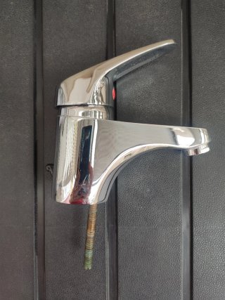 Lavabo con pie y grifo