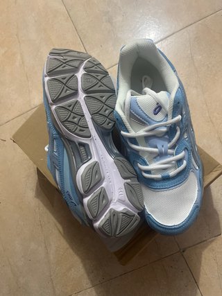 Zapatillas Asics Azules y Blancas