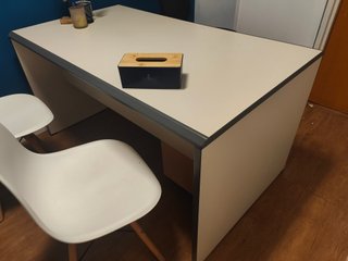 Mesa de oficina beige y gris