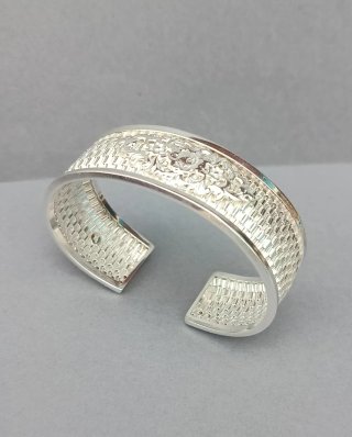 Pulsera de plata con diseño floral