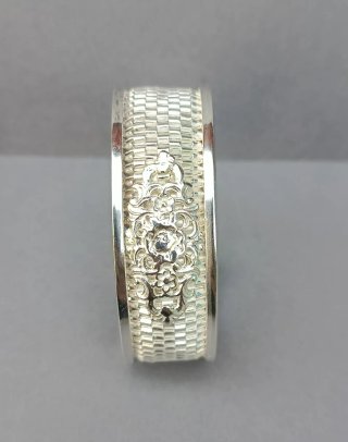 Pulsera de plata con diseño floral