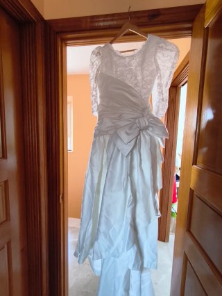 Traje de novia con cola  diseño alta costura