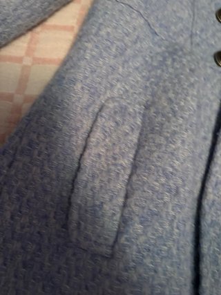 Chaqueta azul con botones estilo cayetana