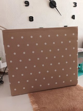 Caja de almacenaje con lunares blancos