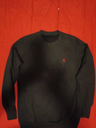 Sudadera negra con logo rojo