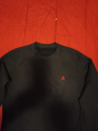 Sudadera negra con logo rojo