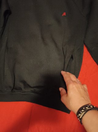 Sudadera negra con logo rojo