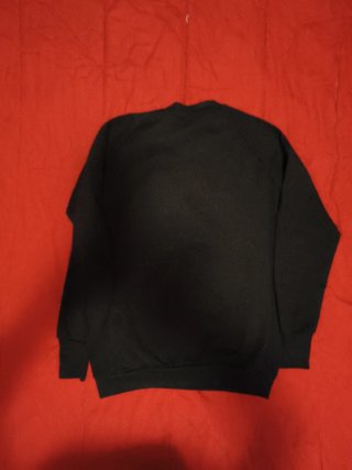 Sudadera negra con logo rojo