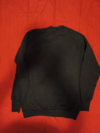 Sudadera negra con logo rojo