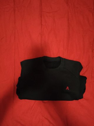 Sudadera negra con logo rojo