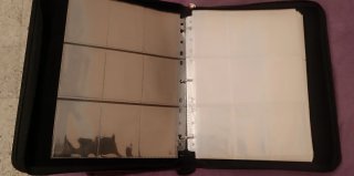 Carpeta Pokémon Roja con folios plasticos