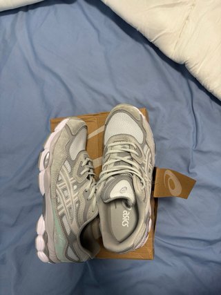 Tenis Asics grises y blancos