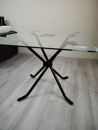 Mesa de cristal y metal negro