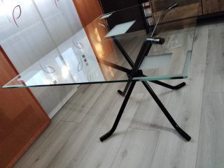 Mesa de cristal y metal negro