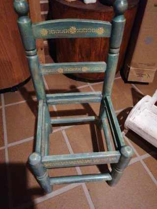 Silla de enea decorada