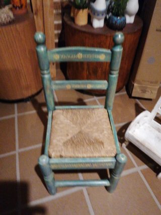 Silla de enea decorada