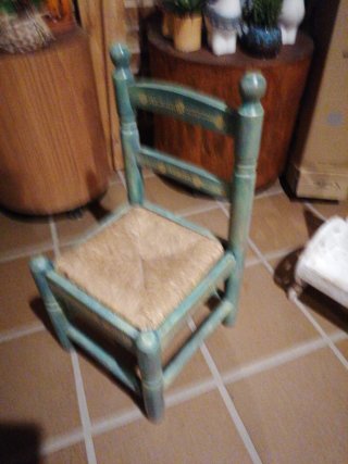 Silla de enea decorada