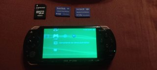 PSP 2000 Negra + Cargador, Funda y Tarjetas