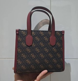 Bolso Guess Silvana Mini Tote Marrón/Rojo