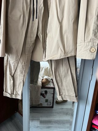 Conjunto de pantalón y camisa beige