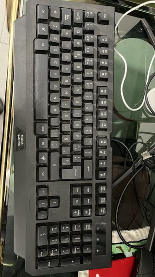 Monitor LG con torre, raton, teclado y cascos