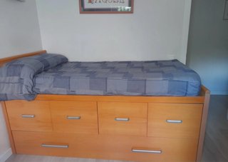 Cama con cajones de madera