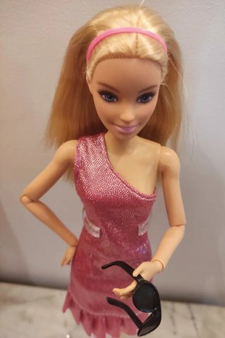 Barbie inclusiva con protesi rosa
