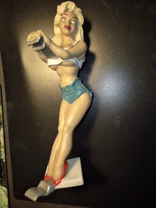 Supporto per lattine di bibite con ragazza Pin Up