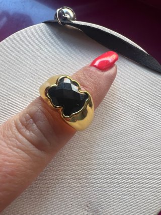 Anillo dorado con oso negro