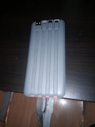 iPhone 11 rotto e due caricatori esterni