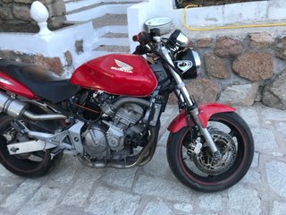 Honda Hornet Roja y Plateada limitada en papeles