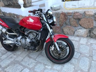 Honda Hornet Roja y Plateada limitada en papeles
