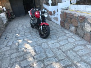 Honda Hornet Roja y Plateada limitada en papeles