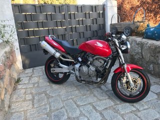Honda Hornet Roja y Plateada limitada en papeles