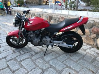 Honda Hornet Roja y Plateada limitada en papeles