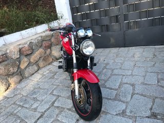 Honda Hornet Roja y Plateada limitada en papeles