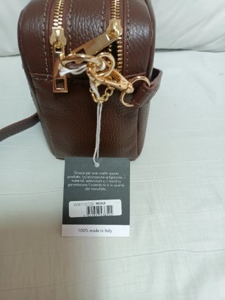 Borsa in pelle marrone del marchio Guess di Anna Morellini