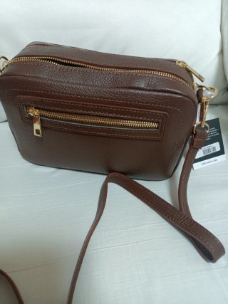 Borsa in pelle marrone del marchio Guess di Anna Morellini