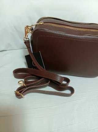 Borsa in pelle marrone del marchio Guess di Anna Morellini