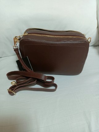 Borsa in pelle marrone del marchio Guess di Anna Morellini