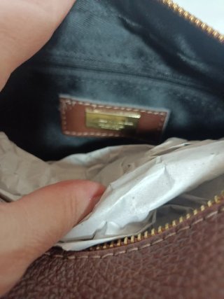 Borsa in pelle marrone del marchio Guess di Anna Morellini